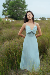 Robe plissée en lin avec dos lacé et décolleté en cœur pour un style estival élégant